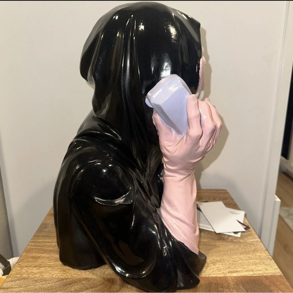 VIRAL Ghoulish girl scream on phone resin LED, and Music pink/black , 13” tall! - Picture 4 of 4